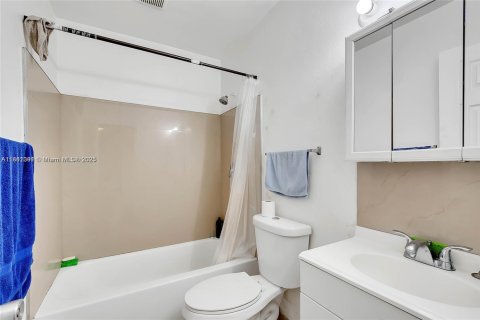 Propiedad comercial en venta en Fort Lauderdale, Florida № 1977675 - foto 19