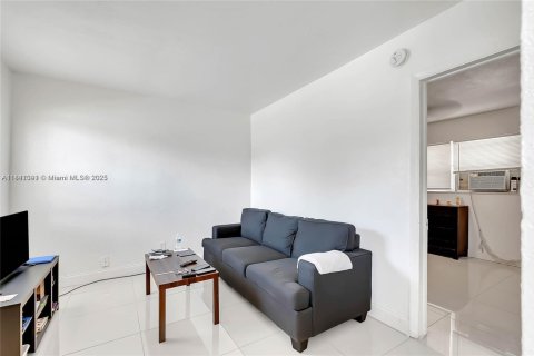 Propiedad comercial en venta en Fort Lauderdale, Florida № 1977675 - foto 11