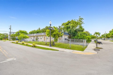 Propiedad comercial en venta en Fort Lauderdale, Florida № 1977675 - foto 7