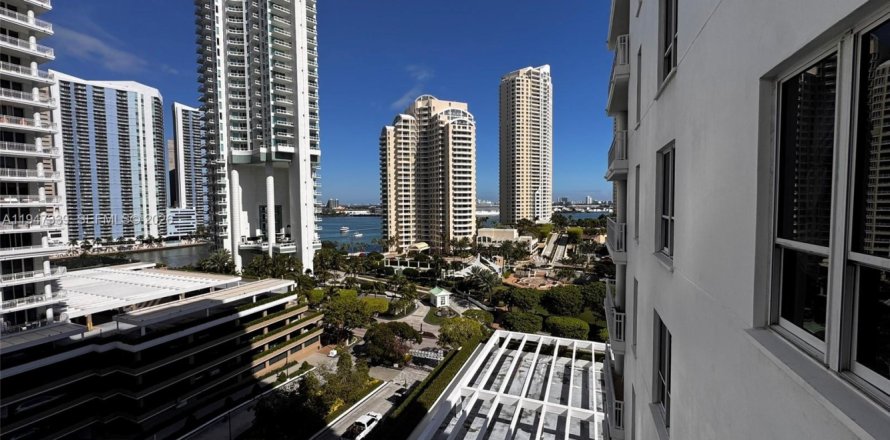 Кондоминиум с 1 спальней в Майами, Флорида № 2003529