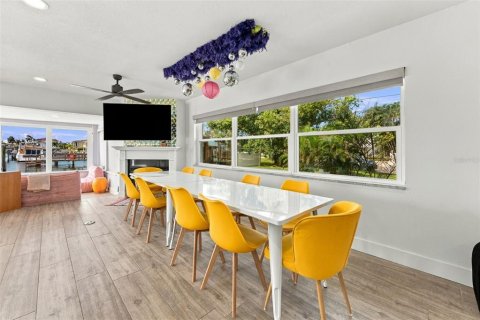 House in Palm Harbor, Florida 6 bedrooms, 290.97 sq.m. № 2416820 - photo 9
