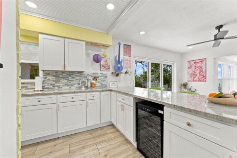 House in Palm Harbor, Florida 6 bedrooms, 290.97 sq.m. № 2416820 - photo 15