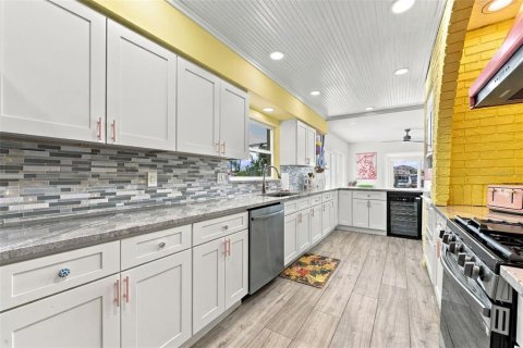 House in Palm Harbor, Florida 6 bedrooms, 290.97 sq.m. № 2416820 - photo 18