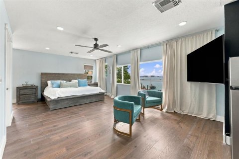House in Palm Harbor, Florida 6 bedrooms, 290.97 sq.m. № 2416820 - photo 20