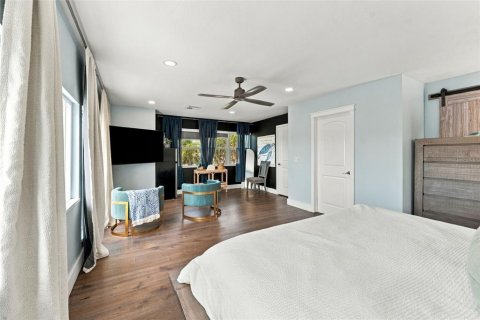 House in Palm Harbor, Florida 6 bedrooms, 290.97 sq.m. № 2416820 - photo 24
