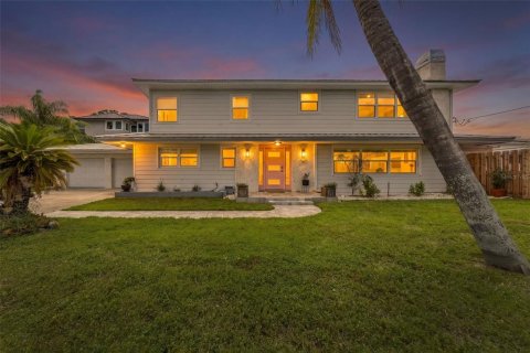 House in Palm Harbor, Florida 6 bedrooms, 290.97 sq.m. № 2416820