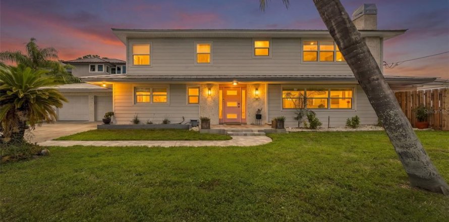 House in Palm Harbor, Florida 6 bedrooms, 290.97 sq.m. № 2416820