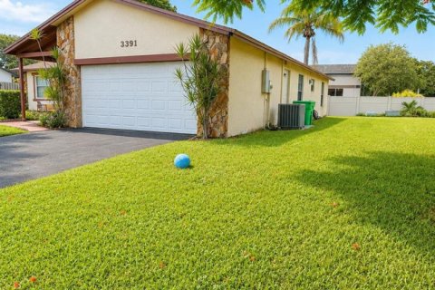 House in Sunrise, Florida 3 bedrooms, 187.76 sq.m. № 2189898 - photo 3