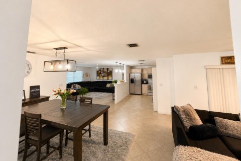 House in Sunrise, Florida 3 bedrooms, 187.76 sq.m. № 2189898 - photo 9