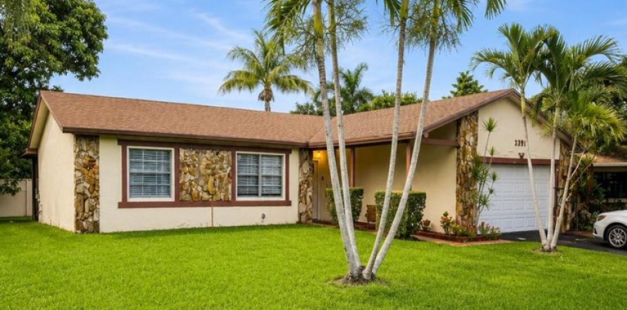 House in Sunrise, Florida 3 bedrooms, 187.76 sq.m. № 2189898