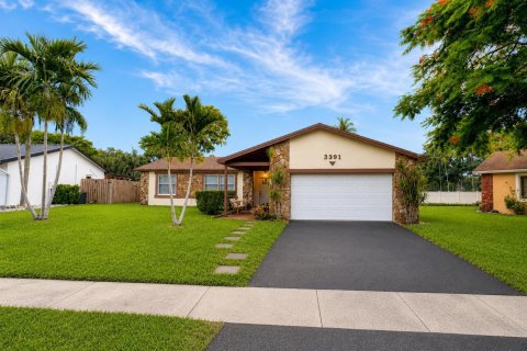 House in Sunrise, Florida 3 bedrooms, 187.76 sq.m. № 2189898 - photo 2