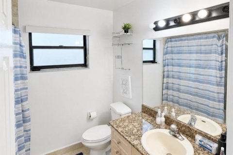 House in Sunrise, Florida 3 bedrooms, 187.76 sq.m. № 2189898 - photo 15