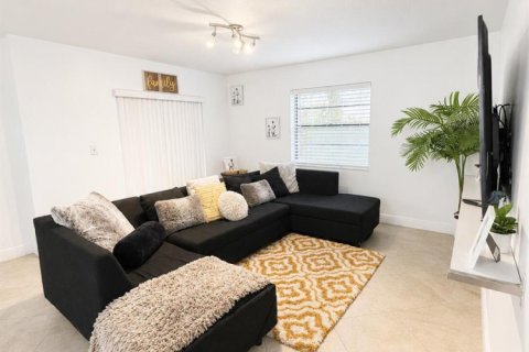House in Sunrise, Florida 3 bedrooms, 187.76 sq.m. № 2189898 - photo 8