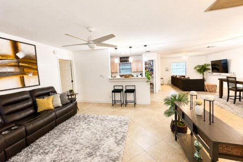 House in Sunrise, Florida 3 bedrooms, 187.76 sq.m. № 2189898 - photo 6