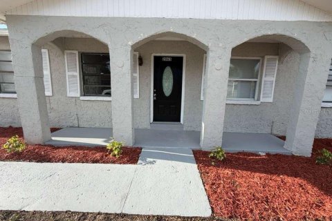 Casa en venta en Tampa, Florida, 4 dormitorios, 110.37 m2 № 2102144 - foto 3