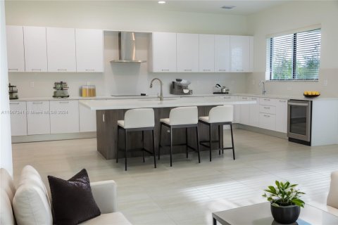 House in Davie, Florida 4 bedrooms, 384.71 sq.m. № 1119613 - photo 17