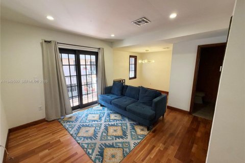 Adosado en venta en Coral Gables, Florida, 2 dormitorios, 97.55 m2 № 1999992 - foto 3