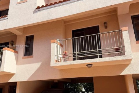 Adosado en venta en Coral Gables, Florida, 2 dormitorios, 97.55 m2 № 1999992 - foto 2