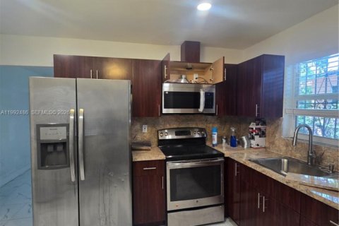 Villa ou maison à louer à Miami, Floride: 2 chambres, 77.48 m2 № 2057280 - photo 11