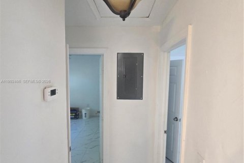 Villa ou maison à louer à Miami, Floride: 2 chambres, 77.48 m2 № 2057280 - photo 8