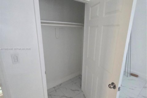 Villa ou maison à louer à Miami, Floride: 2 chambres, 77.48 m2 № 2057280 - photo 10