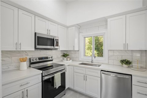 House in Saint Petersburg, Florida 4 bedrooms, 146.79 sq.m. № 1904708 - photo 5