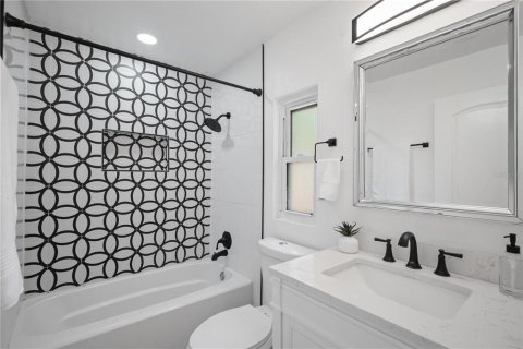 House in Saint Petersburg, Florida 4 bedrooms, 146.79 sq.m. № 1904708 - photo 12