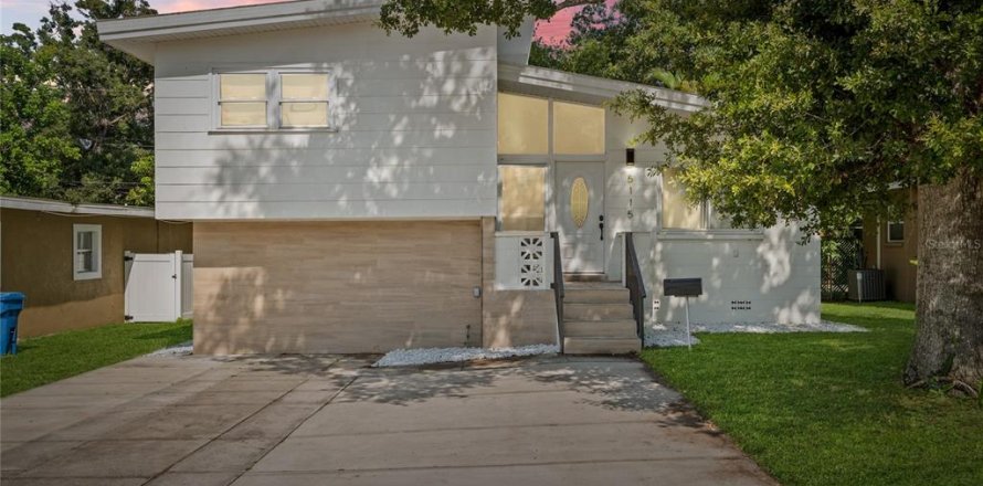 House in Saint Petersburg, Florida 4 bedrooms, 146.79 sq.m. № 1904708