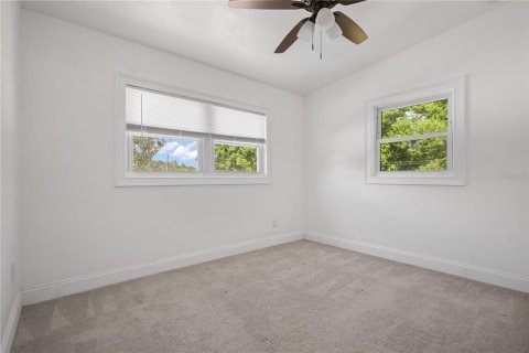 House in Saint Petersburg, Florida 4 bedrooms, 146.79 sq.m. № 1904708 - photo 10