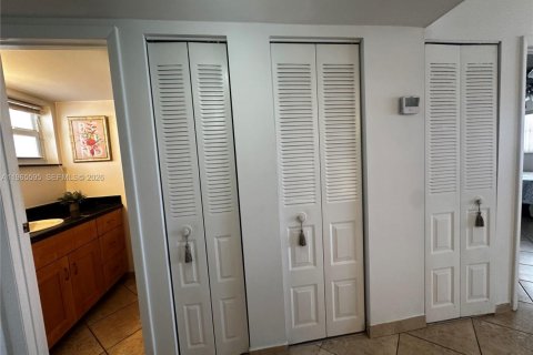 Condo in Hallandale Beach, Florida, 1 bedroom  № 2027553 - photo 25