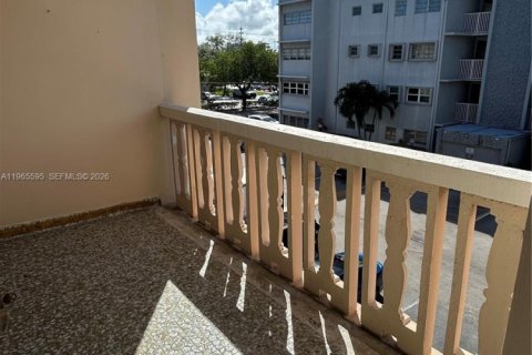 Condo in Hallandale Beach, Florida, 1 bedroom  № 2027553 - photo 29