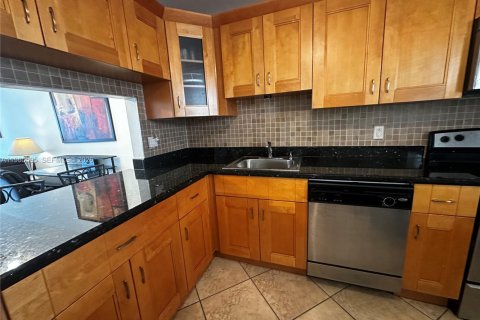 Condo in Hallandale Beach, Florida, 1 bedroom  № 2027553 - photo 7