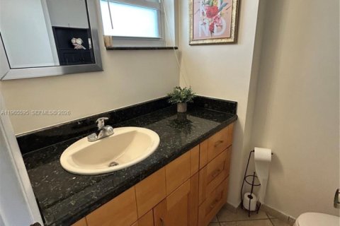 Condo in Hallandale Beach, Florida, 1 bedroom  № 2027553 - photo 28