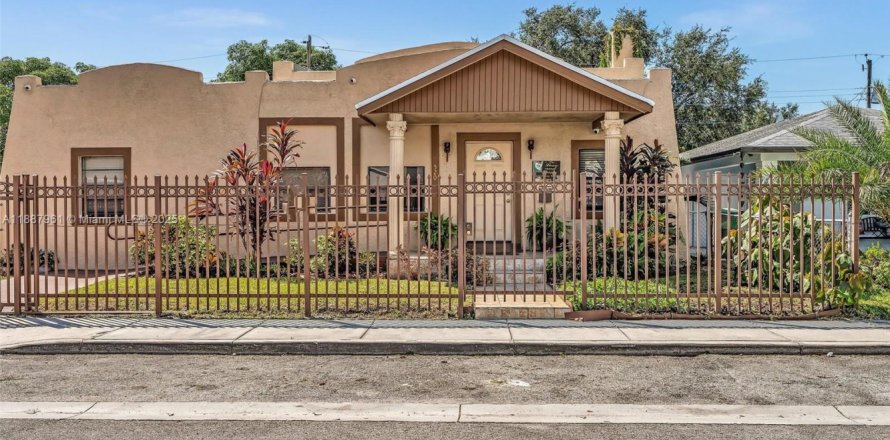 Дом в Майами, Флорида 5 спален, 207.17м2 № 1938584