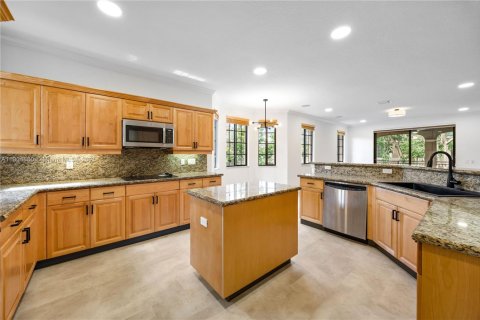 Снять в аренду таунхаус в Уэстон, Флорида 3 спальни, 212.75м2, № 1956541 - фото 17