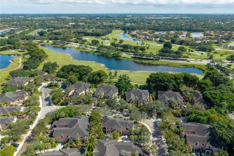 Снять в аренду таунхаус в Уэстон, Флорида 3 спальни, 212.75м2, № 1956541 - фото 9