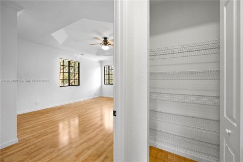 Снять в аренду таунхаус в Уэстон, Флорида 3 спальни, 212.75м2, № 1956541 - фото 29