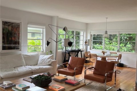 Apartment in Coral Gables, Florida 2 bedrooms, 239.69 sq.m. № 1951642 - photo 3