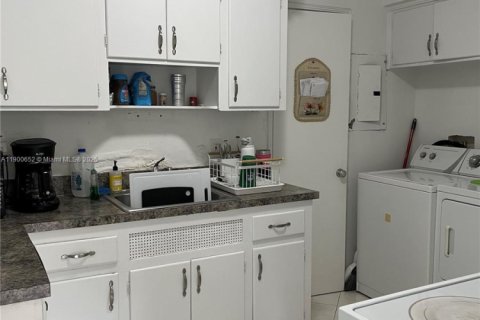 Apartment in Coral Gables, Florida 2 bedrooms, 239.69 sq.m. № 1951642 - photo 6