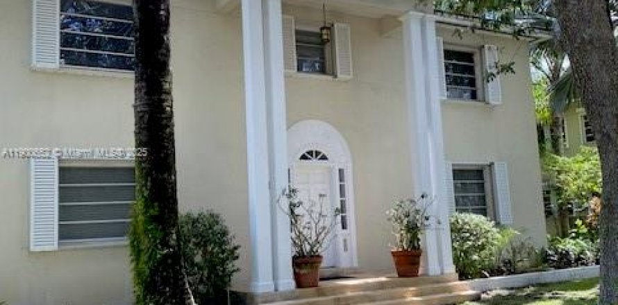 Apartment in Coral Gables, Florida 2 bedrooms, 239.69 sq.m. № 1951642