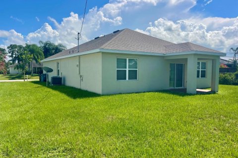 House in Port St. Lucie, Florida 4 bedrooms, 178 sq.m. № 2245701 - photo 11