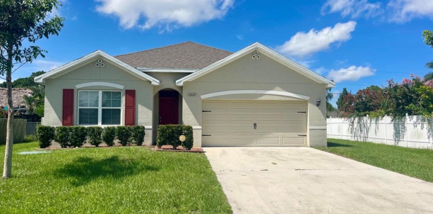 House in Port St. Lucie, Florida 4 bedrooms, 178 sq.m. № 2245701
