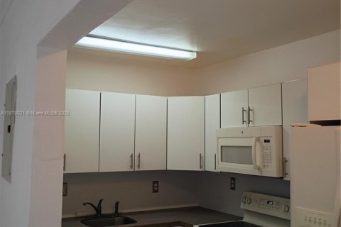 Apartment in North Miami Beach, Florida 1 bedroom, 51.1 sq.m. № 1896066 - photo 1