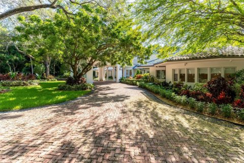 House in Coral Gables, Florida 6 bedrooms, 764.21 sq.m. № 2076483 - photo 10