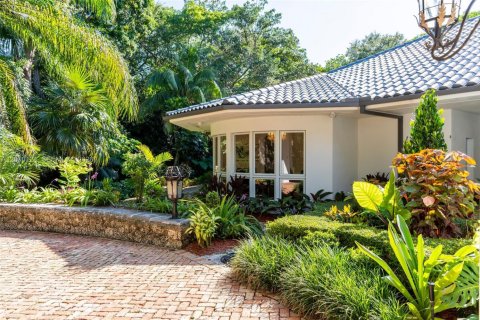 House in Coral Gables, Florida 6 bedrooms, 764.21 sq.m. № 2076483 - photo 9