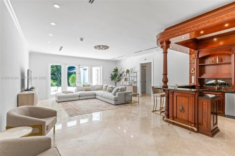 House in Coral Gables, Florida 6 bedrooms, 764.21 sq.m. № 2076483 - photo 17