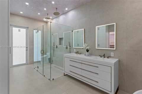 House in Coral Gables, Florida 6 bedrooms, 764.21 sq.m. № 2076483 - photo 24