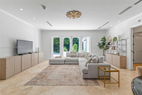 House in Coral Gables, Florida 6 bedrooms, 764.21 sq.m. № 2076483 - photo 2