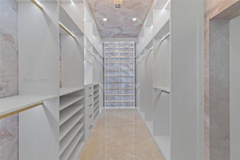 House in Coral Gables, Florida 6 bedrooms, 764.21 sq.m. № 2076483 - photo 26