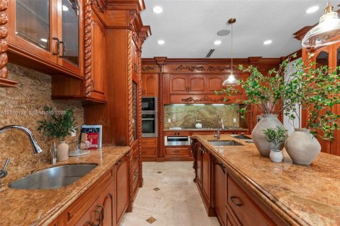 House in Coral Gables, Florida 6 bedrooms, 764.21 sq.m. № 2076483 - photo 20